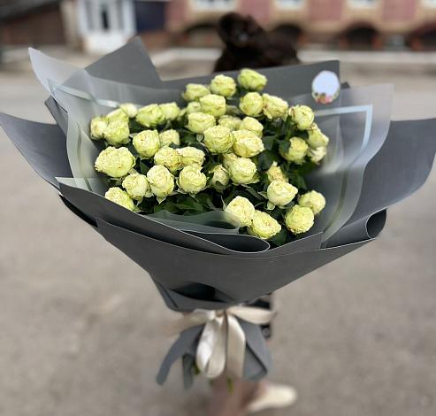 Букет Белые кустовые розы Солинеро в Радумле