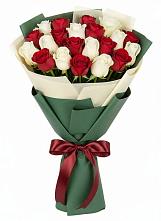 Букет Микс из красных и белых роз в Радумле