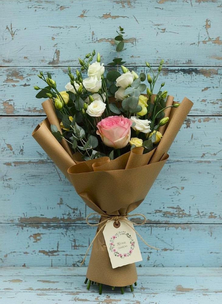 Букет цветов из: Розы и Лизиантусы в Радумле