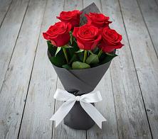 Букет 5 Красных роз Эдлесс Лав в Радумле